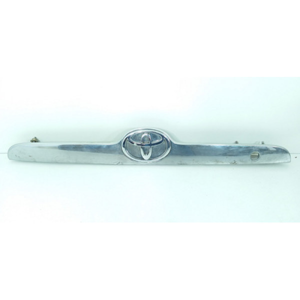 Moldura Aplique Tampa Traseira Toyota Corolla 76811-02110 Prata