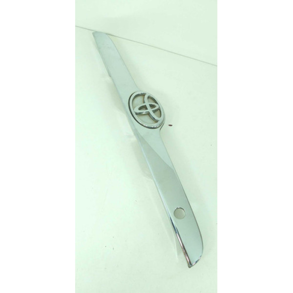 Moldura Aplique Tampa Traseira Toyota Corolla - 76801-12701 Prata